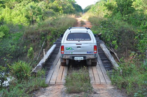 Atravessando uma das centenas de pontes da BR-319, a rodovia que liga Manaus à Porto Velho